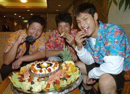 　おそろいのアロハシャツを着てデザートを満喫する日本ハム時代の鵜久森さん（中央）とダルビッシュ（２００５年撮影）