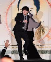 　お札を突き破って舞台あいさつに登場した神木隆之介＝東京・丸の内ピカデリー１（撮影・開出牧）