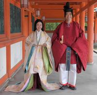 　役衣装で笑顔を見せる吉高由里子（左）と柄本佑（撮影・北村雅宏）