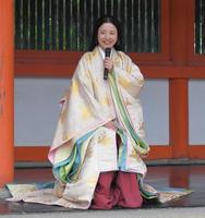 　役衣装で会見する吉高由里子（撮影・北村雅宏）