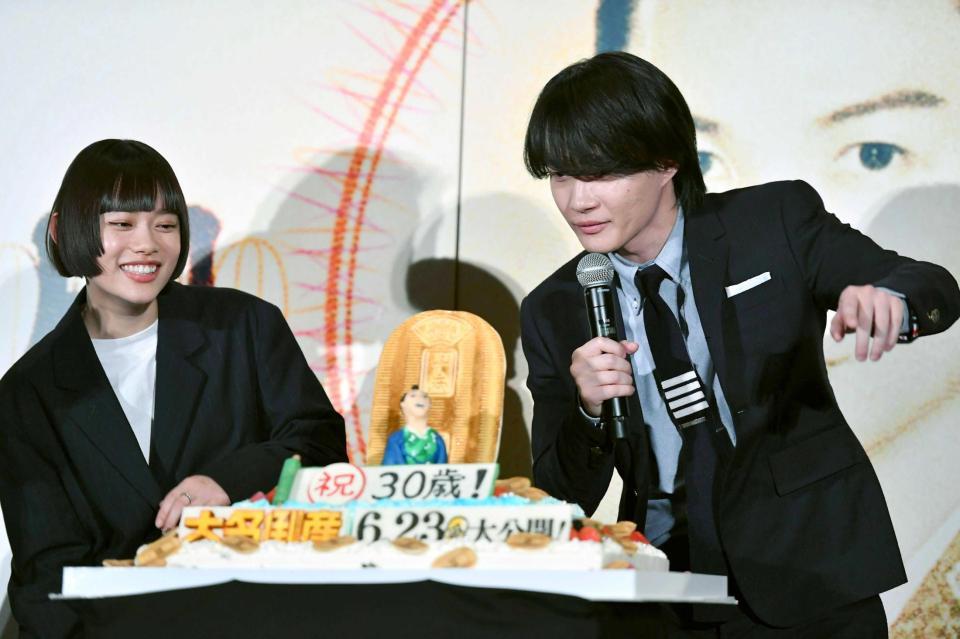 　サプライズのバースデーケーキに感激する神木隆之介。左は杉咲花（撮影・開出牧）