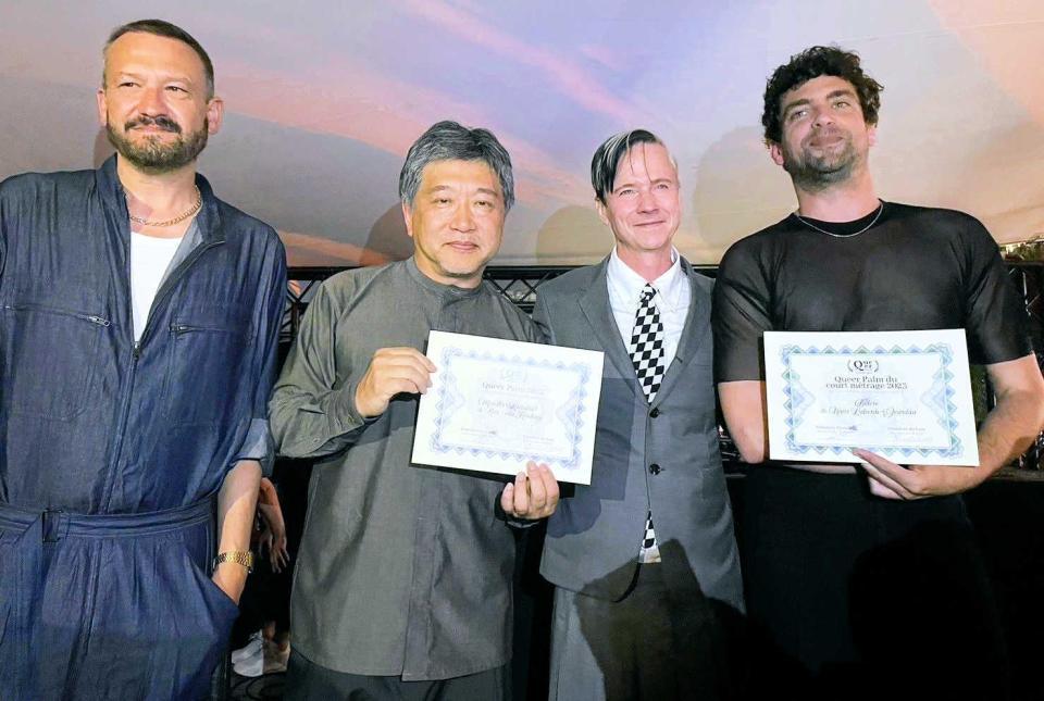 　「クィア・パルム賞」を受賞した是枝裕和監督（左から２人目）＝フランス・カンヌ