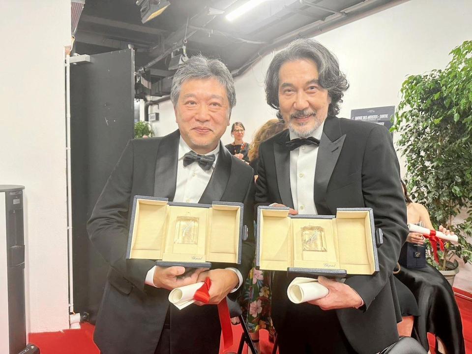 　カンヌ国際映画祭で同時受賞した役所広司（右）と是枝裕和監督