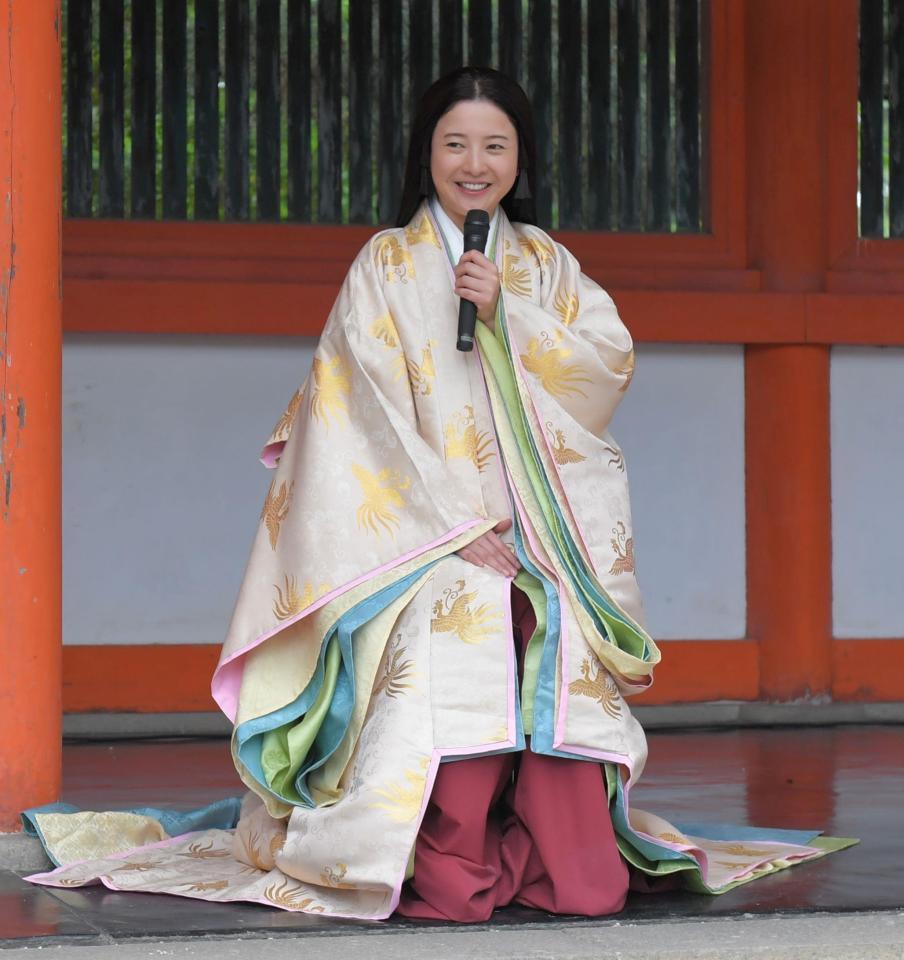 　役衣装で会見する吉高由里子（撮影・北村雅宏）