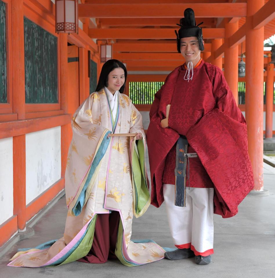 　役衣装で笑顔を見せる吉高由里子（左）と柄本佑（撮影・北村雅宏）