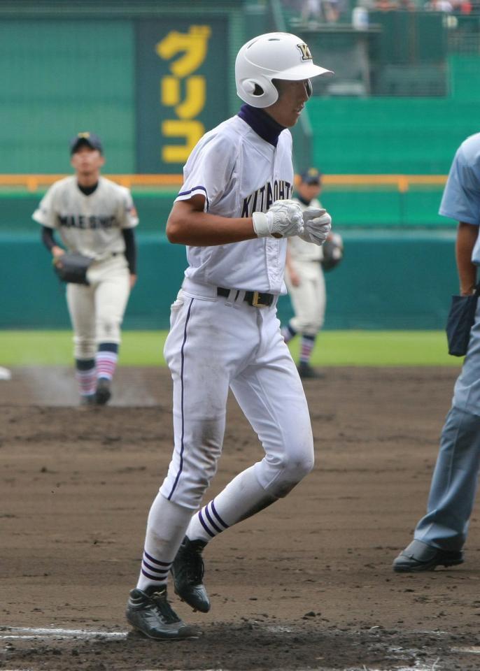 　甲子園で左越えにソロ本塁打を放つ北大津時代の村井さん（２０１０年撮影）