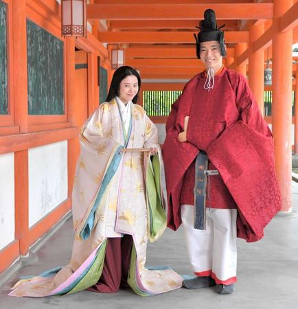 　笑顔を見せる吉高由里子（左）と柄本佑（撮影・北村雅宏）