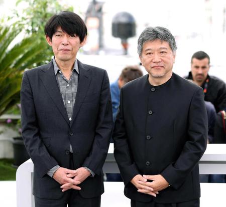 　１８日のカンヌ国際映画祭で写真撮影に応じる坂元裕二氏（左）と是枝裕和監督（ＡＰ＝共同）