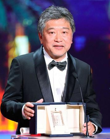 　坂元裕二氏に代わり、授賞式に登壇した是枝裕和監督（ゲッティ＝共同）