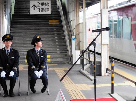 　駅に到着する電車を眺める藤井聡太叡王（右）と小山怜央四段