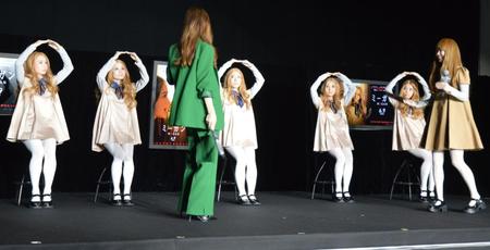 　ミーガンガールズから友達になってもいいと丸ポーズで示されたヒコロヒー（中央）、それを見て笑顔のあのちゃん（右）東京・スターライズタワースタジオ