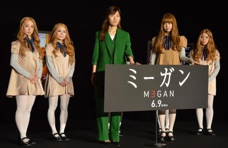 　ミーガンガールズと共に撮影に応じたヒコロヒー（中央左）とあのちゃん（中央右）