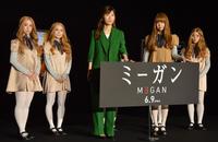 　ミーガンガールズと共に撮影に応じたヒコロヒー（中央左）とあのちゃん（中央右）