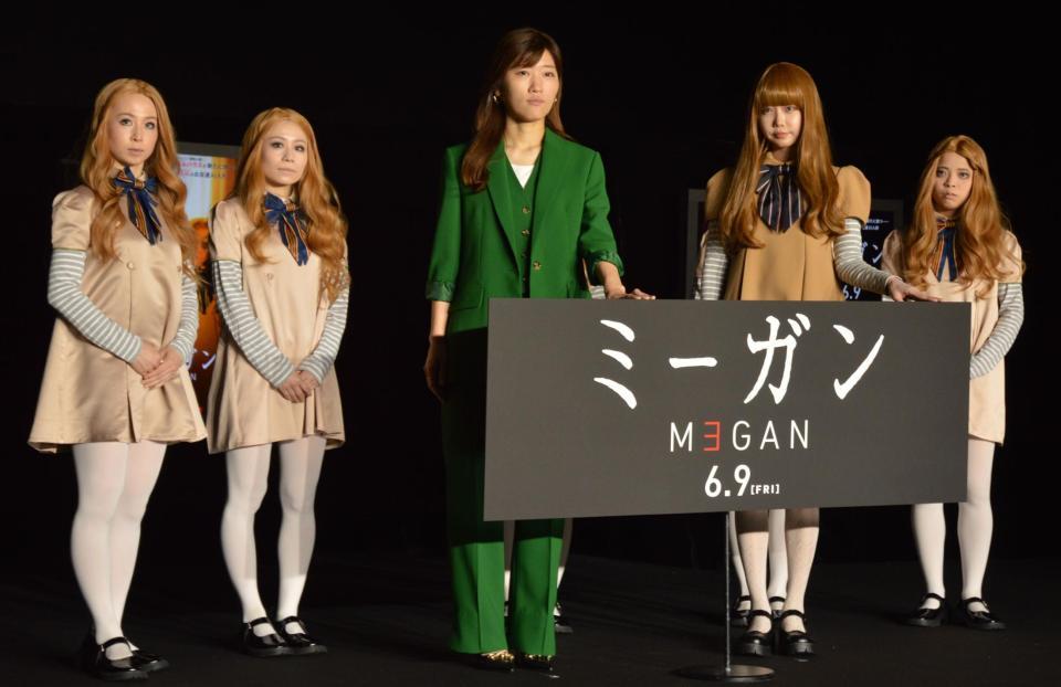 　ミーガンガールズと共に撮影に応じたヒコロヒー（中央左）とあのちゃん（中央右）