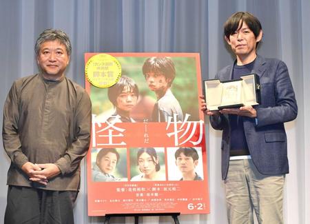 　カンヌ国際映画祭で脚本賞を受賞した坂元裕二氏（右）と是枝裕和監督（撮影・佐々木彰尚）