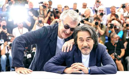 　ビム・ベンダース監督（左）と写真に納まる役所広司＝２６日（ＡＰ＝共同）