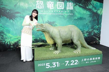 　恐竜と一緒に笑顔を見せる南沙良