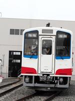 　駅構内で運転体験をする藤井聡太叡王