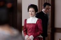 洋装に身を包み、誇らしげな寿恵子（浜辺美波）