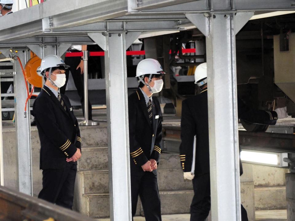 　車両基地を見学する藤井聡太叡王（中央）と小山怜央四段（左）