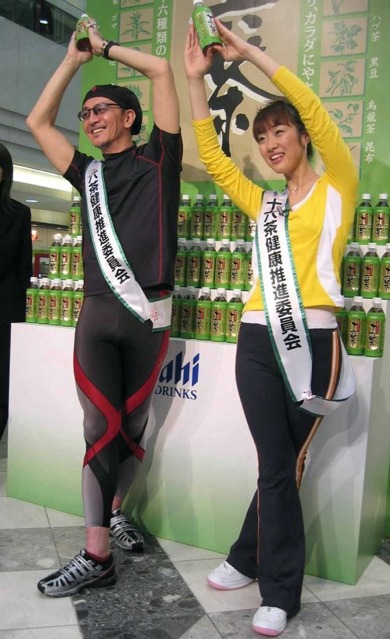 デューク更家（左）と公開レッスンを行う坂下千里子＝２００４年