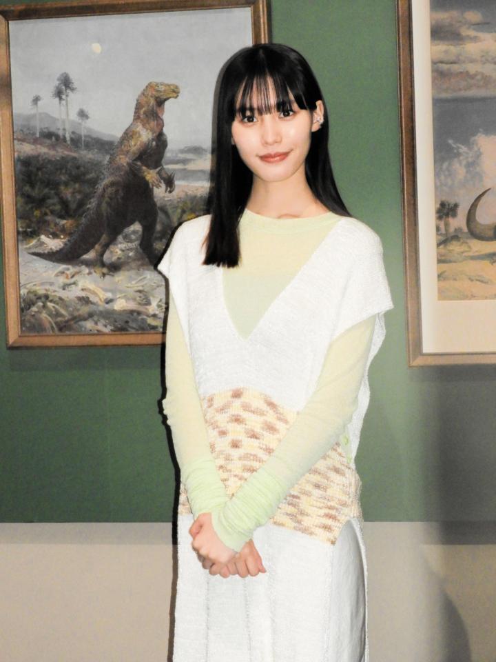 　恐竜をイメージした衣装で登場した南沙良