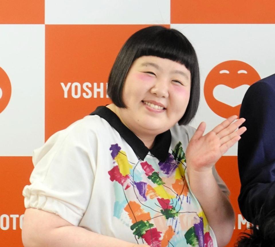 　会見の司会を務めた酒井藍