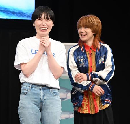 　笑顔で取材に応じる尼神インター・誠子、渚（撮影・金田祐二）