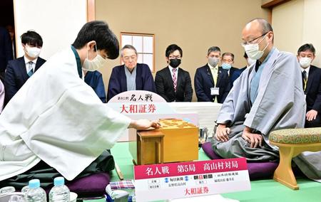 　名人戦７番勝負第５局２日目で渡辺明名人（右）と対戦する藤井聡太六冠（日本将棋連盟提供）