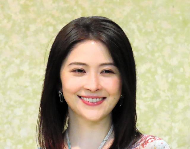 宮澤エマ 宮澤エマ 珍しいオフ姿が素敵女子 友人女優と旅先で顔赤らめ「背徳行為」 「めちゃ可愛い」演技派躍進、祖父は総理大臣/芸能/デイリースポーツ online