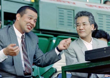 　掛布雅之氏をゲストにプロ野球実況に挑戦する上岡龍太郎さん＝１９９１年４月、甲子園球場