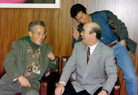 　間寛平（奥）、横山ノックさん（右手前）と談笑する上岡龍太郎さん＝１９９２年１２月、関西テレビ
