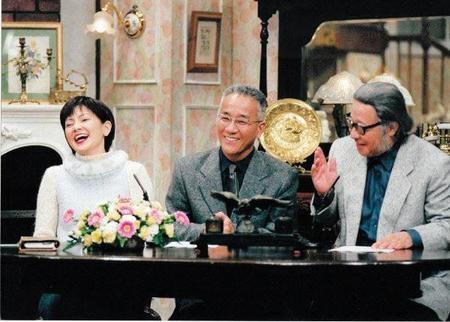 　「探偵！ナイトスクープ」で初代局長を務めた上岡龍太郎さん。左は秘書の岡部まり、右は顧問のキダ・タロー（Ｃ）ＡＢＣテレビ