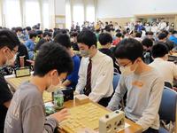 真剣勝負を繰り広げる参加者たち