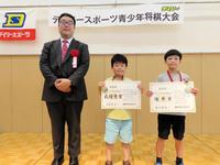 交流クラスＢ（左から）藤田一樹大会審判長、最優秀賞の小島寛史さん、優秀賞の伏江蒼佑さん