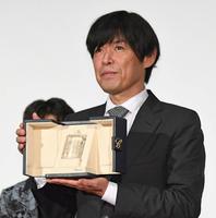 　作品賞トロフィーを手にニッコリの坂元裕二氏