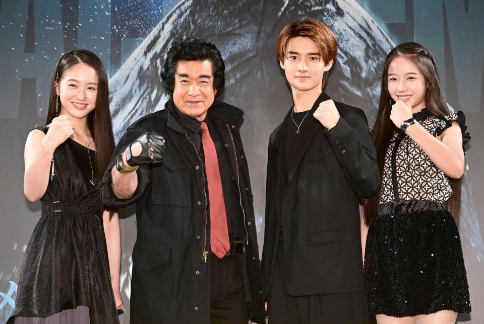 　笑顔の（左から）天翔愛、藤岡弘、、藤岡真威人、天翔天音（撮影・金田祐二）