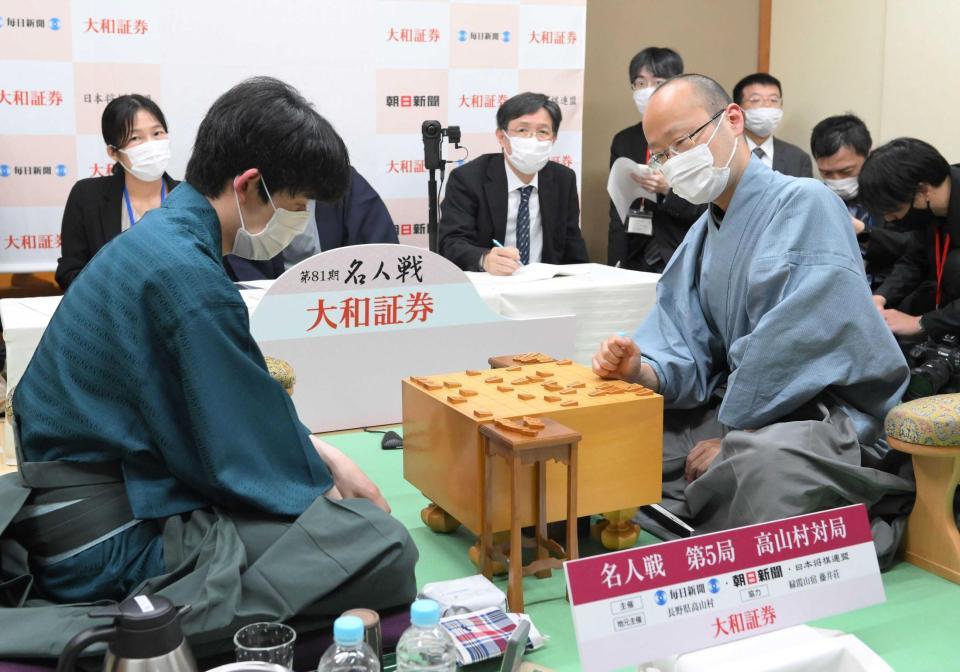 　名人戦第５局を終え、感想戦を行う藤井聡太新名人（左）と渡辺明九段