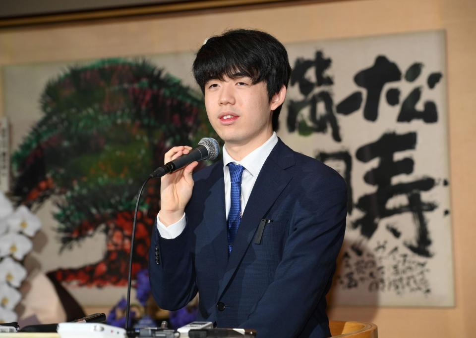 　七冠を達成から一夜明け、心境を語る藤井聡太新名人（撮影・伊藤笙子）