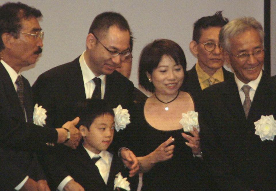 　青芝フック（左端）らと歓談する上岡龍太郎さん（右端）＝２００７年６月７日撮影
