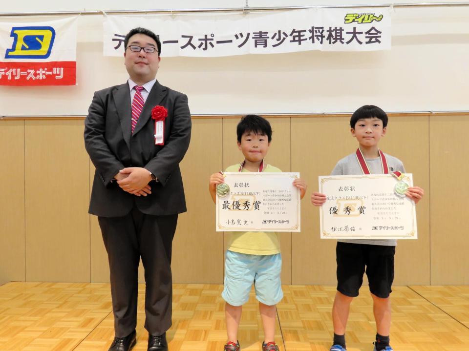 交流クラスＢ（左から）藤田一樹大会審判長、最優秀賞の小島寛史さん、優秀賞の伏江蒼佑さん