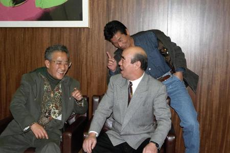 　横山ノックさん、間寛平と対談する上岡龍太郎さん（左）＝９２年１２月