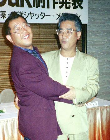 　「鶴瓶・上岡のパペポＴＶ」会見で笑福亭鶴瓶（左）と相撲をとる上岡龍太郎さん＝９２年４月