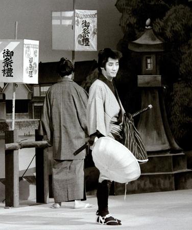 　旗揚げ公演「つゆあけ橋」の舞台に立つ上岡龍太郎さん＝８３年