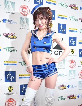 　試合後の会見で右太ももの「Ｋ－１」マークを指差し笑顔の熊田曜子（撮影・開出牧）