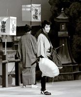 　旗揚げ公演「つゆあけ橋」の舞台に立つ上岡龍太郎さん＝８３年