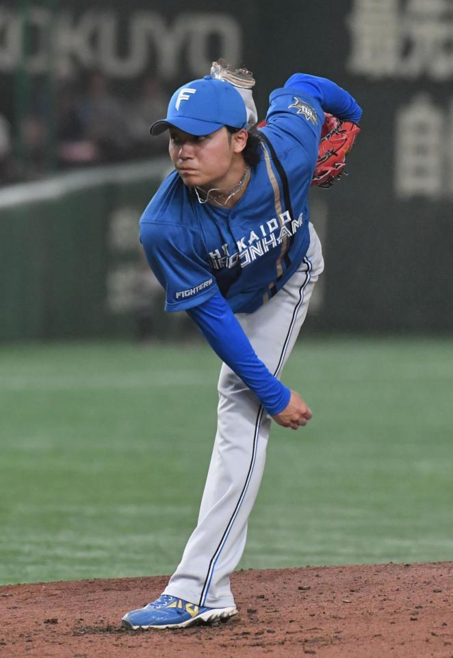 　巨人打線相手に好投する伊藤（撮影・佐々木彰尚）