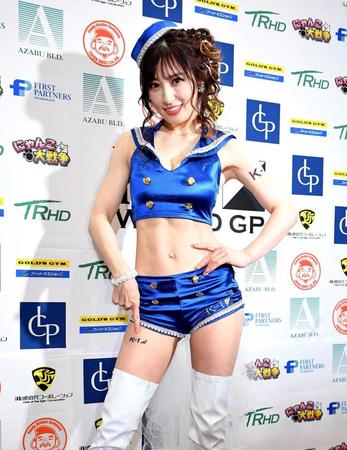 　試合後の会見で右太ももの「Ｋ－１」マークを指さし笑顔の熊田曜子（撮影・開出牧）