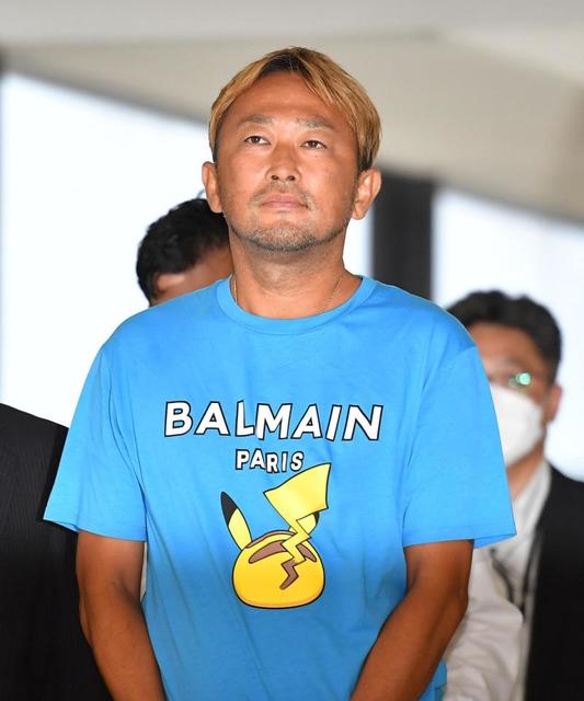 ガーシー容疑者 ピカチュウＴシャツで帰国 仏ブランドＢＡＬＭＡＩＮ製 ...