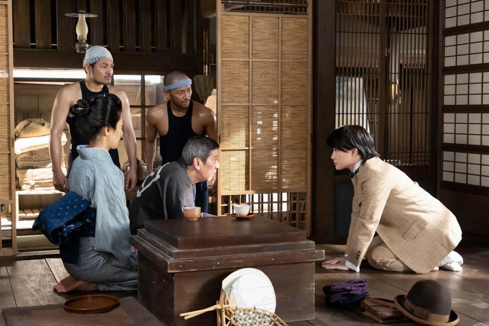 大畑（奥田瑛二・前列中央）とイチ（鶴田真由）夫妻にお願いをする万太郎（神木隆之介・右）